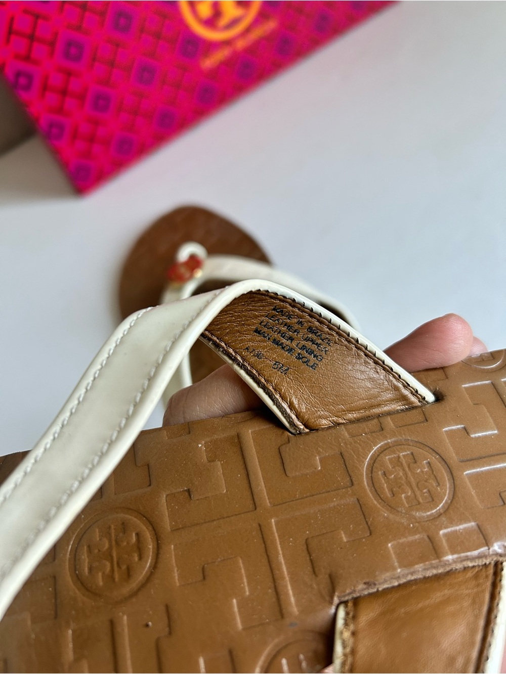 Tory Burch OFF White Leather Thong Sandals with Gold Logo - Picture 15 of 16